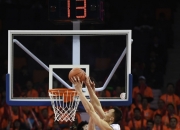 开云下载-全明星之争：易建联与亚当斯的对决成焦点