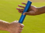 开云平台-孤勇者的逆袭，阿隆索独擎大旗，梅赛德斯时代性碾压红牛王朝