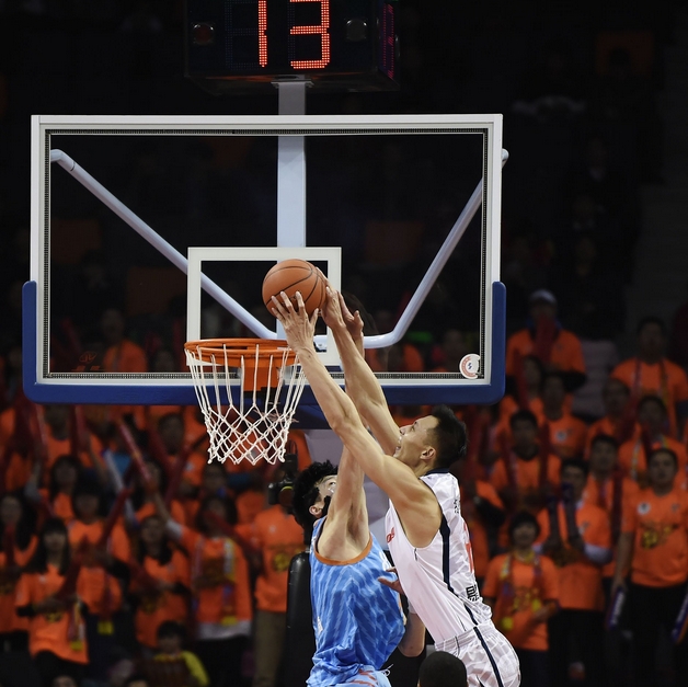 全明星之争：易建联与亚当斯的对决成焦点