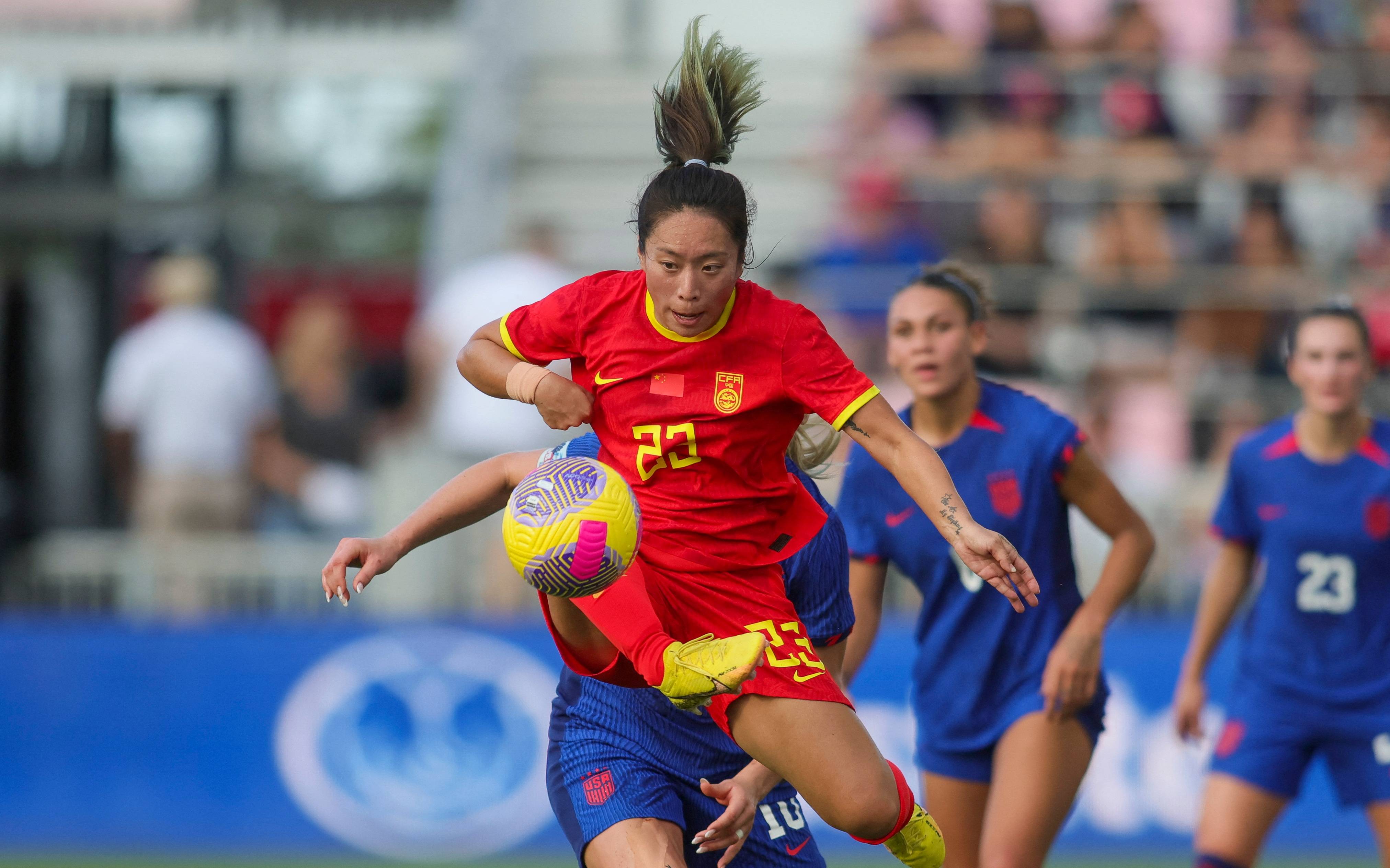 精彩对决！女足球员在比赛中卓越发挥的简单介绍
