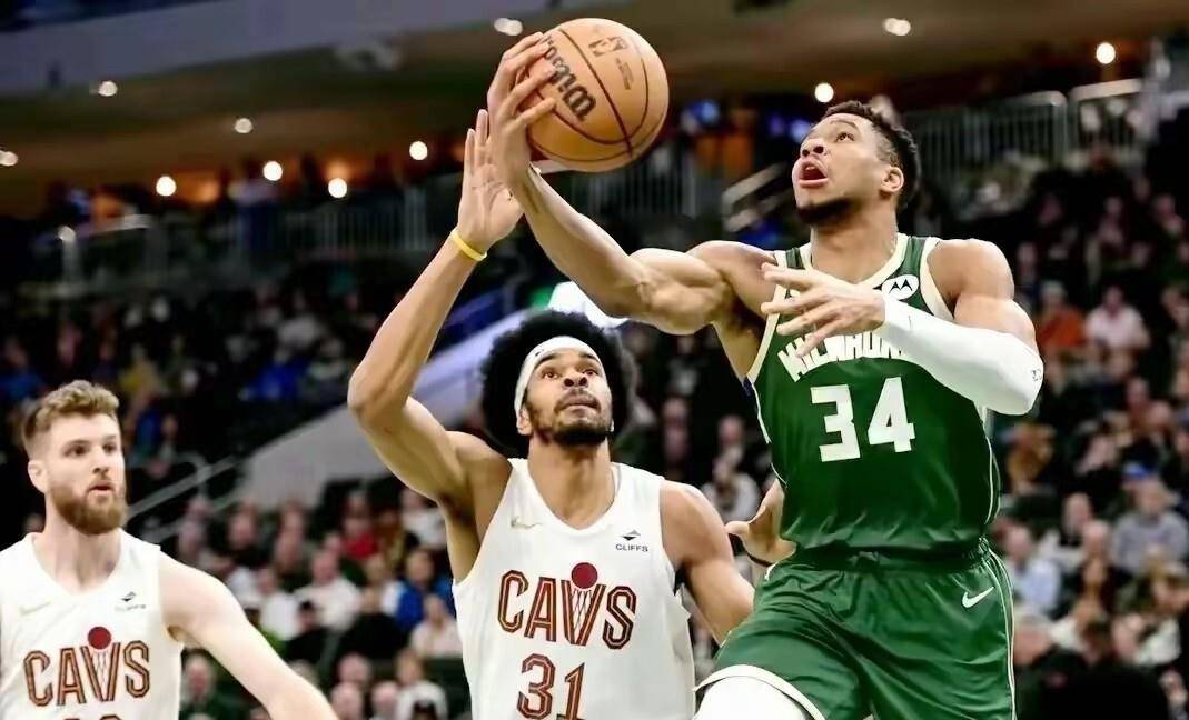 雄鹿胜灰熊，字母哥大号三双的简单介绍