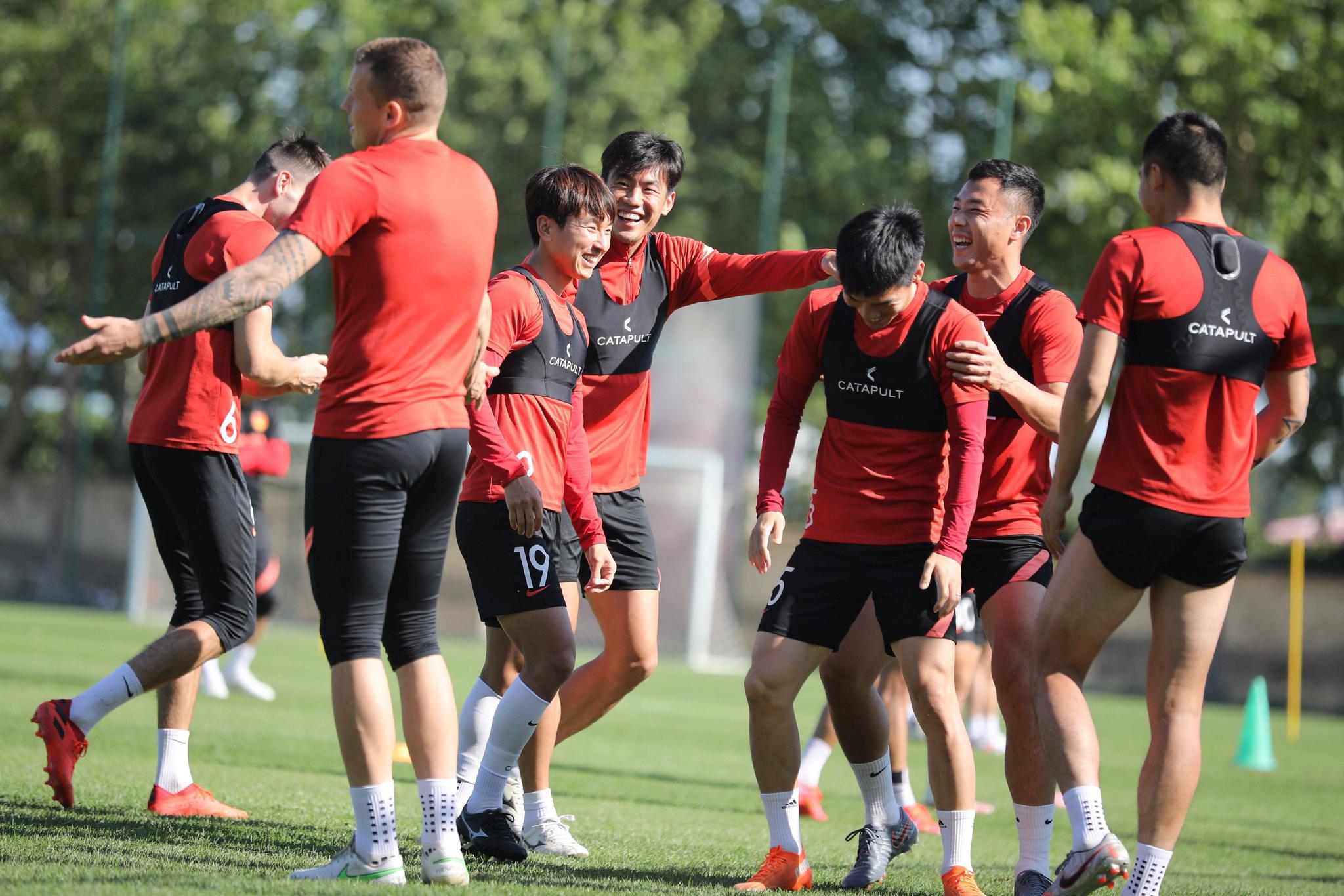 包含雷恩足球俱乐部全队集结备战下一场比赛的词条