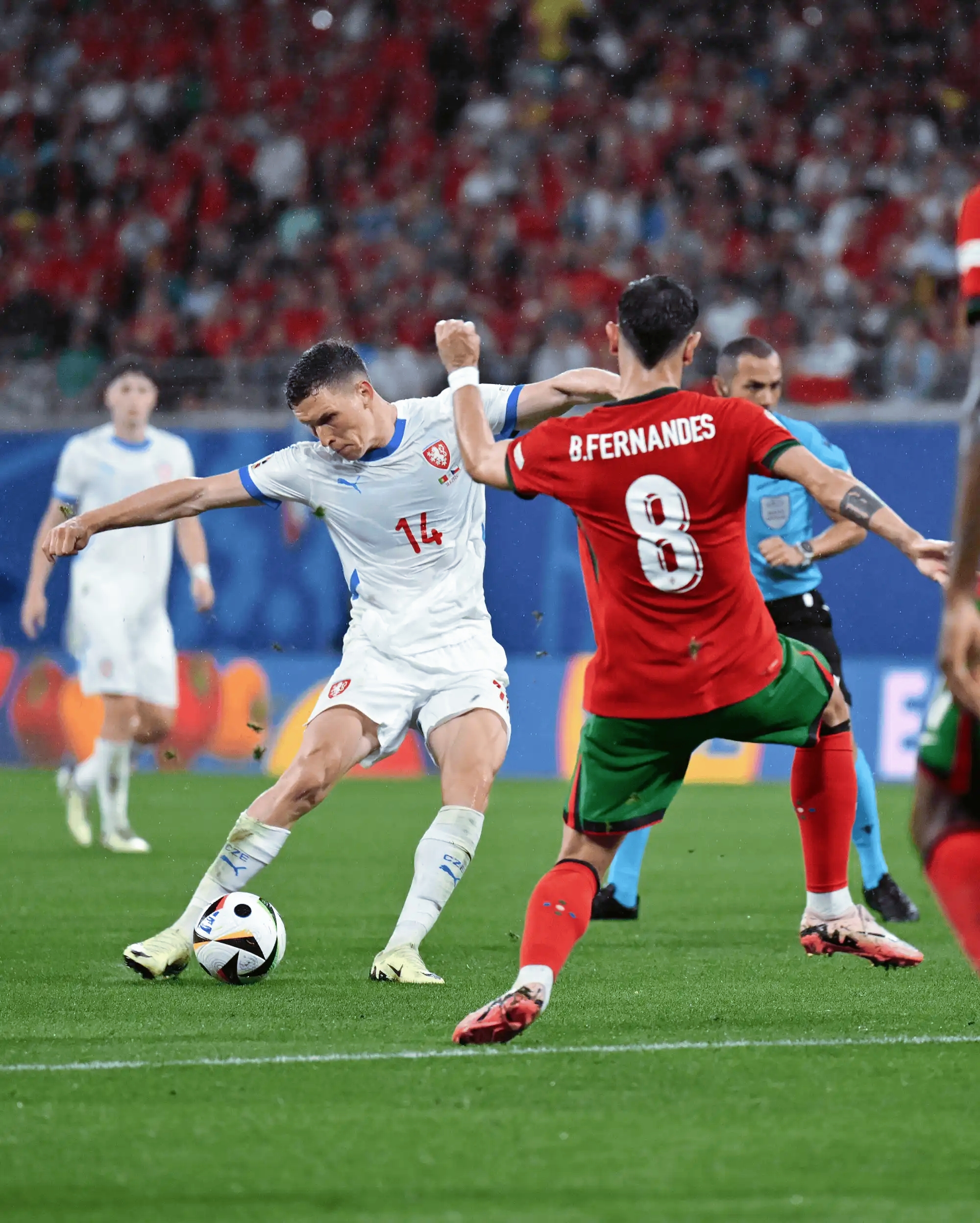 关于欧洲杯预选赛带来一场比赛硝烟的信息