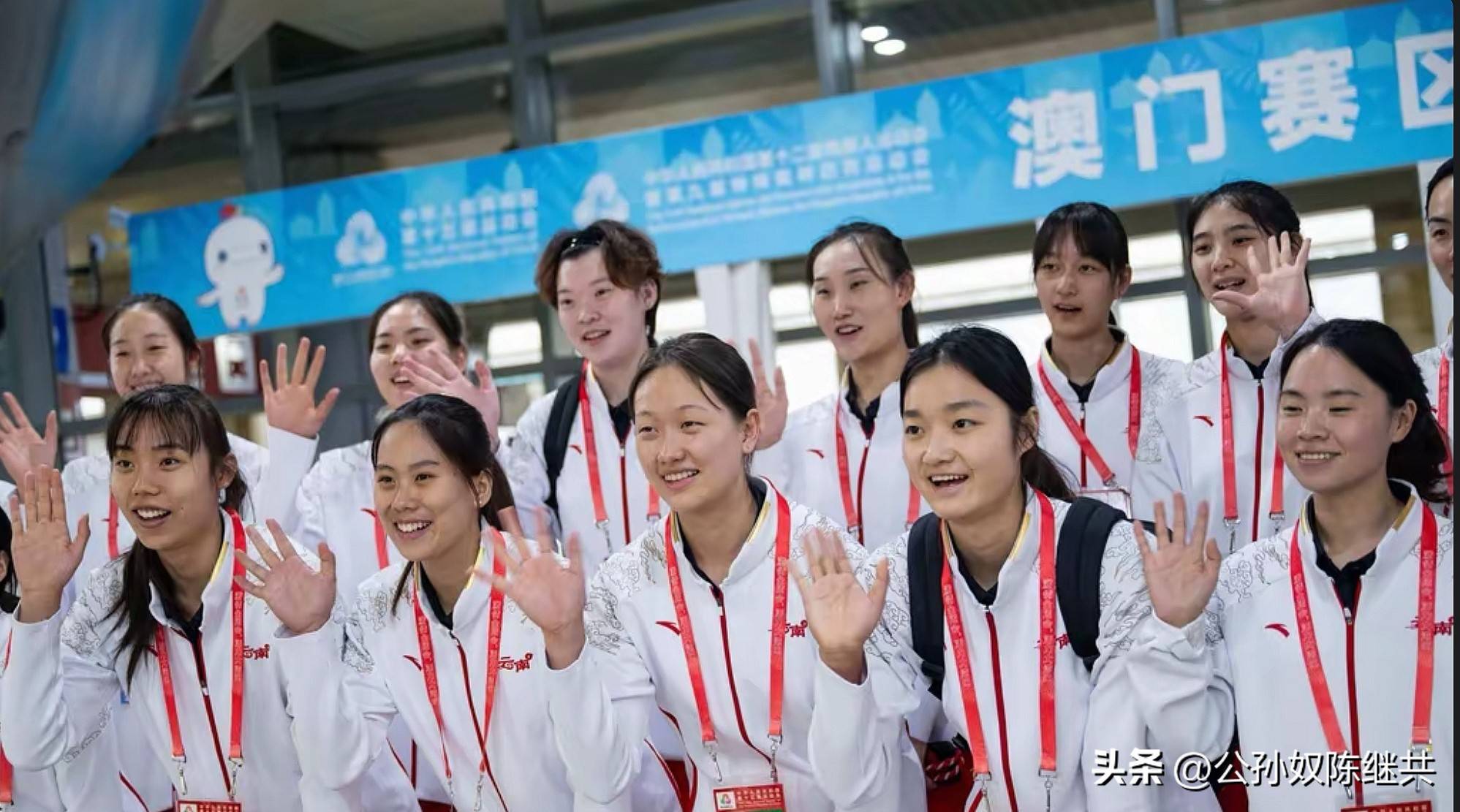 关于情绪高涨：排球选手在场上奋勇争先的信息