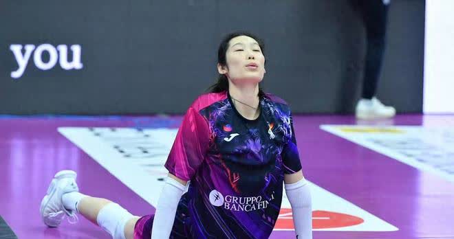 关于情绪高涨：排球选手在场上奋勇争先的信息