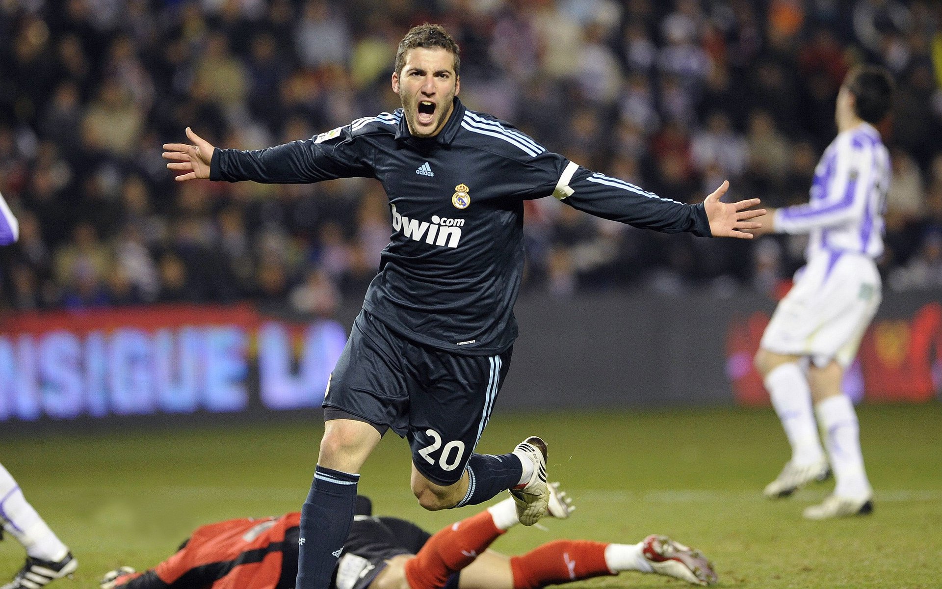 从首尔到摩纳哥，拉亚在重压下的涅槃之战